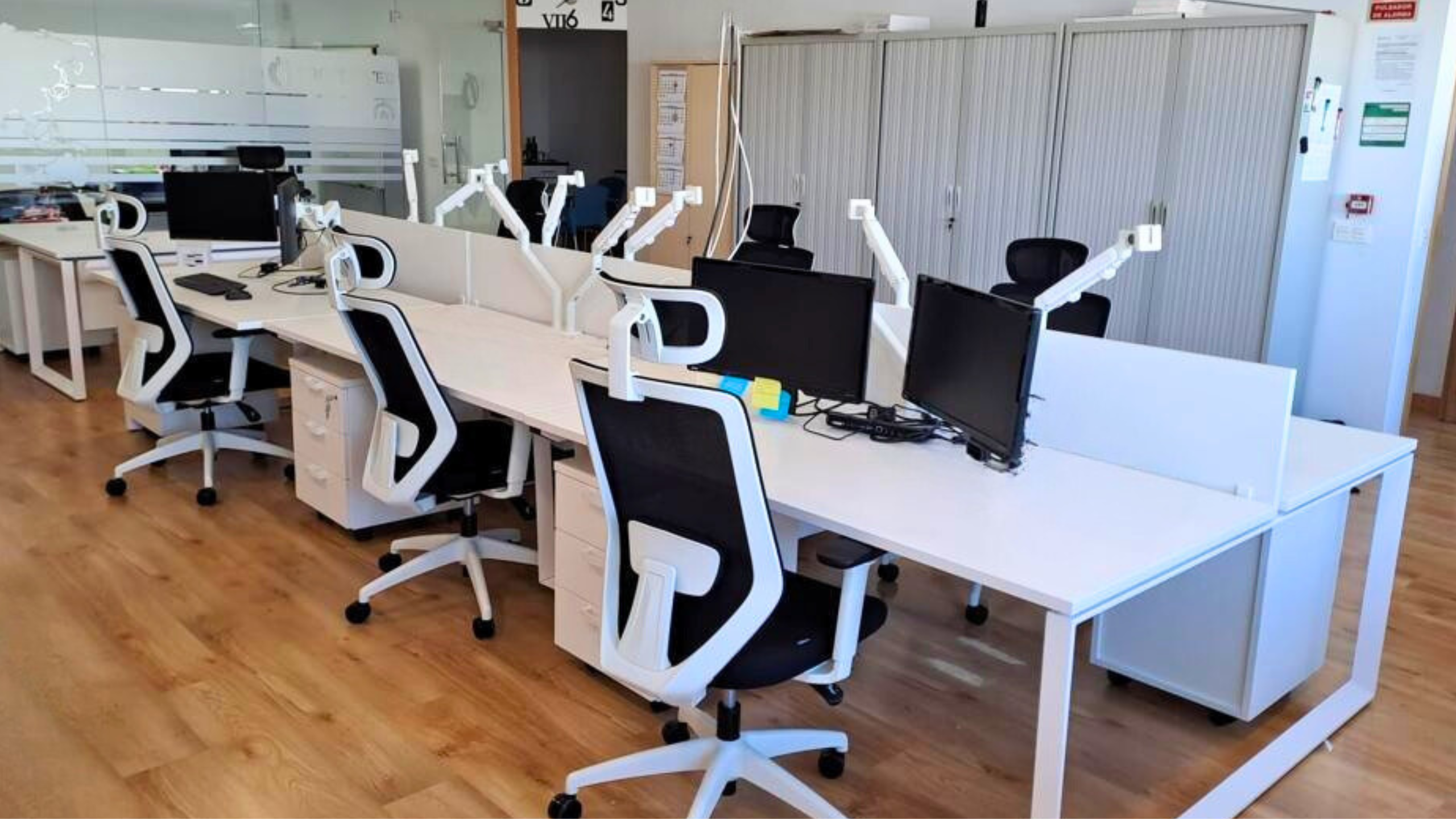 Bureau avec bench de 6 postes Bureau avec bench de 6 postes