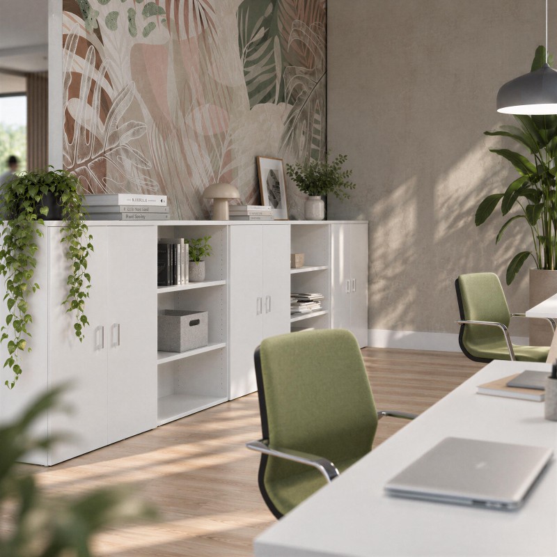 Bureau minimaliste avec armoires Chronos fermées blanches