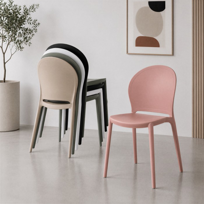 Chaises Vera empilées à côté d'une chaise rose